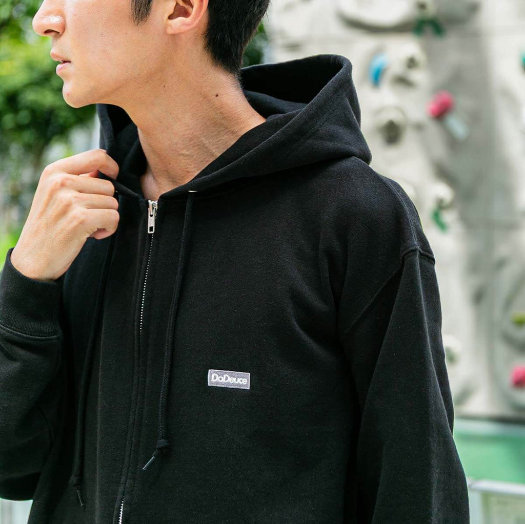 モデル（181cm 69kg）はXLを着用しております。