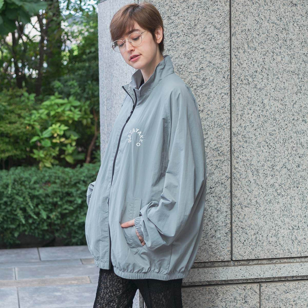 女性モデル（170cm）はXLサイズを着用しております。