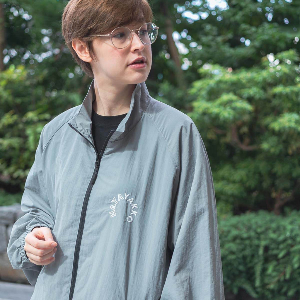 女性モデル（170cm）はXLサイズを着用しております。