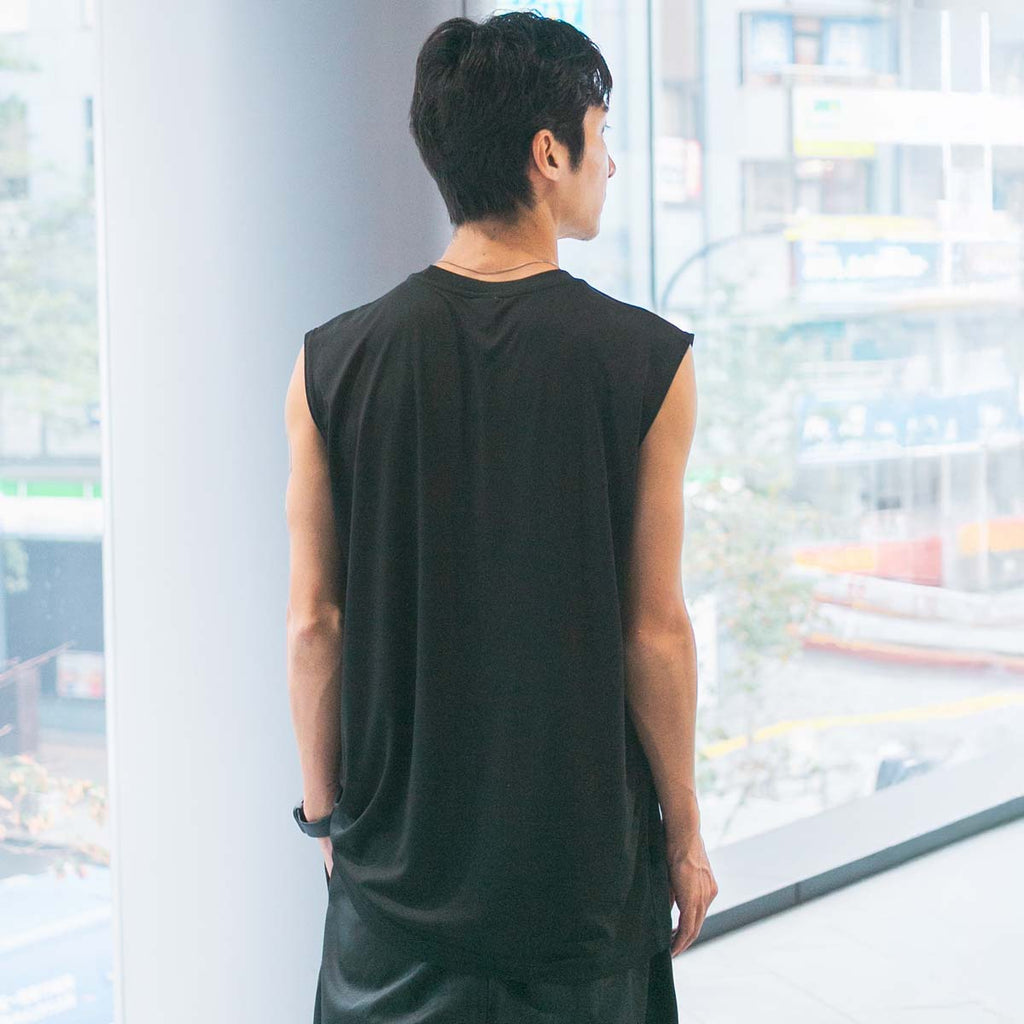 モデル（181cm69kg）はXLサイズを着用しております。