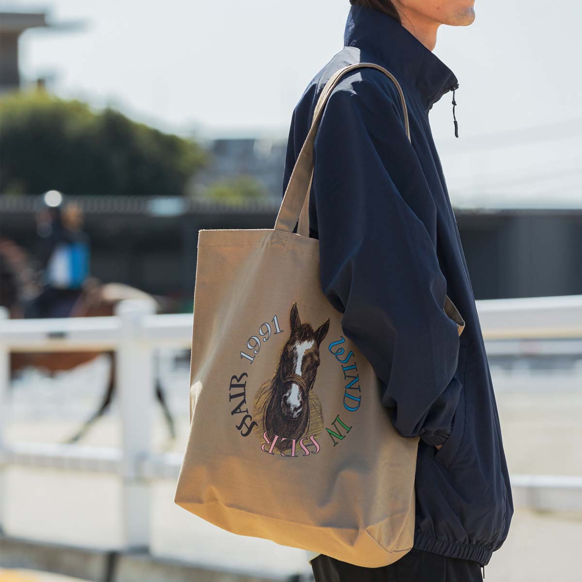 トートバッグ ウインドインハーへア グラフィカル - 競馬グッズの通販 